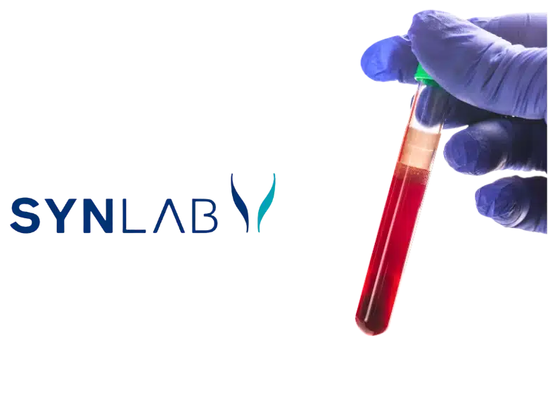 Il logo Synlab accanto a una mano con guanto che regge una provetta di sangue: il punto prelievi Synlab all'interno di Vielle
