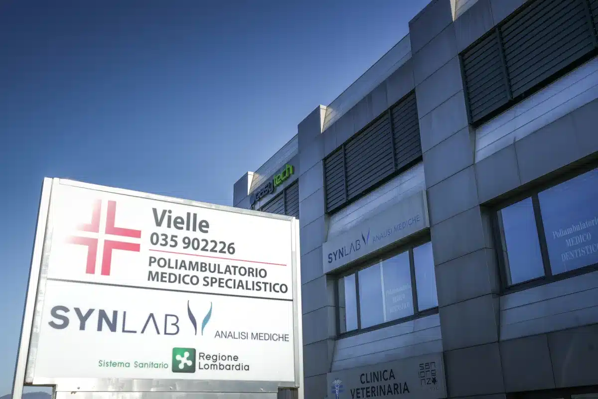 Insegna esterna del poliambulatorio Vielle, con il numero 035 902226 e il punto prelievi Synlab, davanti alla facciata dell'edificio a Suisio