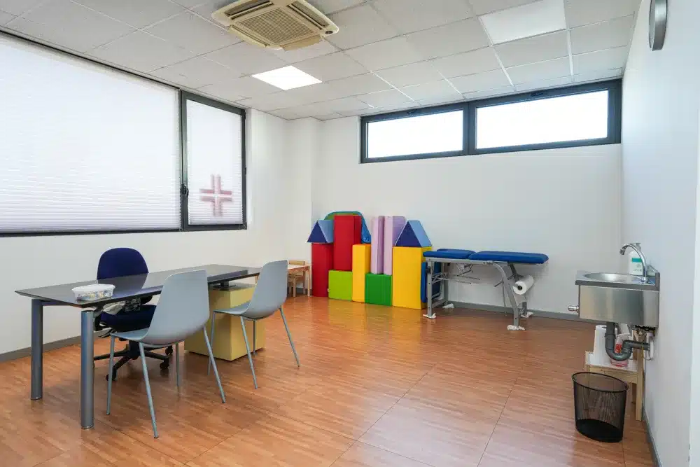 Stanza del Centro DSA di Vielle attrezzata con un'area gioco per i bambini